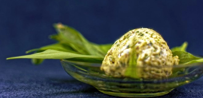 Die Olivenblätter-Bärlauchbutter passt zu mediterranen Gerichten, Fisch, Fleisch und Brot.