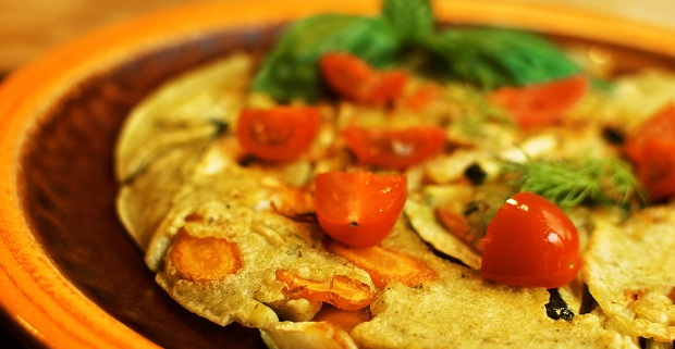 Mediterraner Geschmack abseits des Mainstreams - Veggie Pancake mit Olivenblättern.